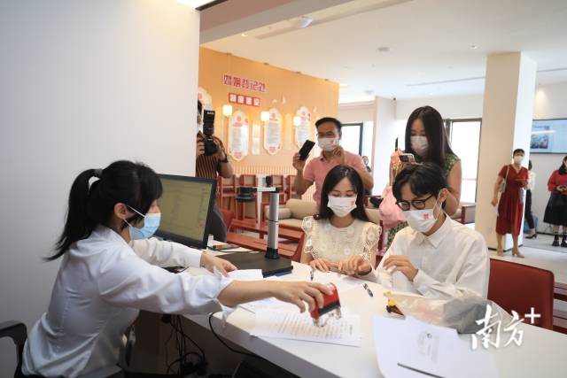 去年10月，橫琴粵澳深度合作區婚姻登記處揭牌。合作區婚姻登記處已對接澳門婚姻登記業務，探索國際婚姻登記。 圖源：南方日報