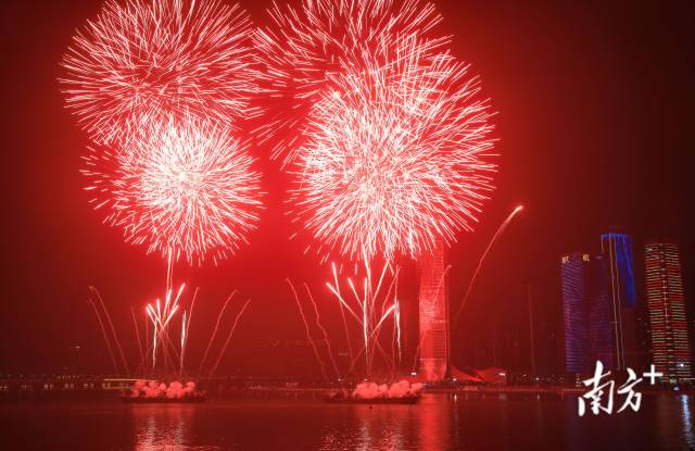 1月22日晚，橫琴2023新春煙花彙演驚豔綻放，爲粵澳兩地居民獻上一份滿滿的新年祝福。 圖源：南方日報