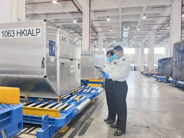 沙田海關關員實地調研“東莞-香港國際空港中心”項目試運行情況 。劉小歡 攝